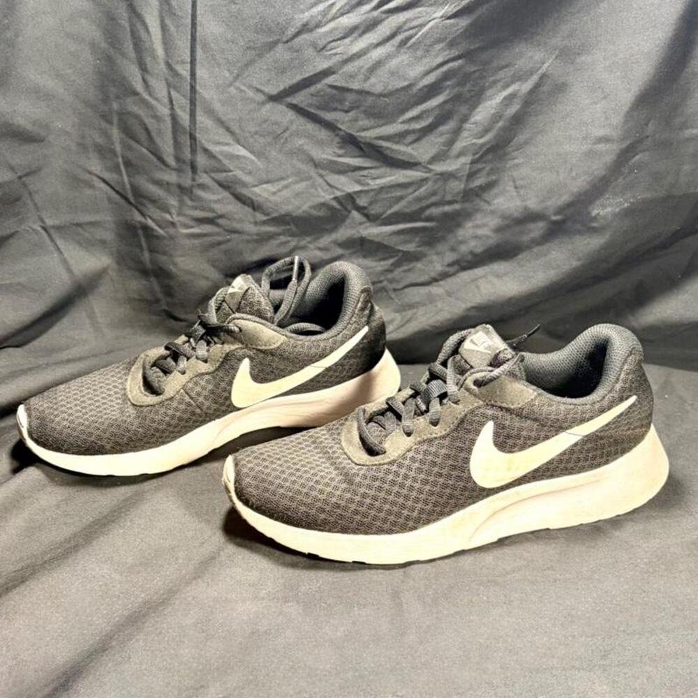 🚨 Nike Women’s Tanjun Black Running Shoes Sneakers US Size Women’s 6. 👟